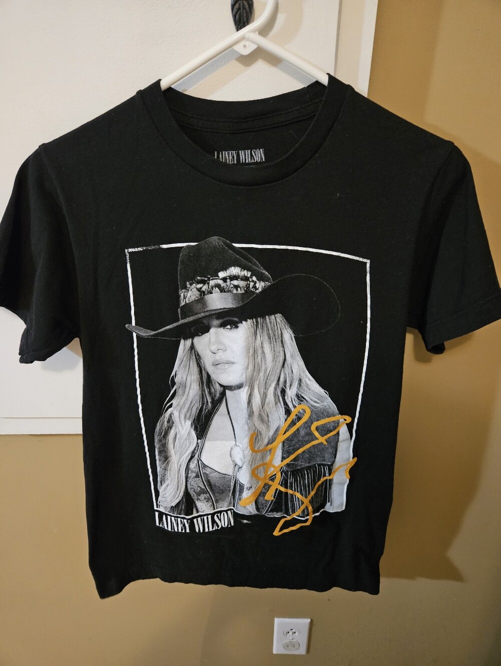 Lainey Wilson Autographed Black T-SHIRT
